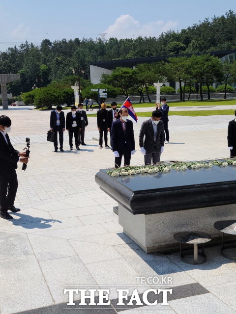 21일 광주 5.18 국립묘역에서 헌화를 하고 묵념을 올리는 아시아 청년 인권평화 활동가들./광주=박호재 기자