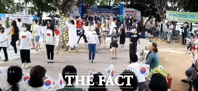 한국에 거주하며 모국 민주화 투쟁을 펼치고있는 아시아 청년 활동가들이 21일 님을 위한 행진곡을 5개 국어로 번안한 노래에 맞춰 율동하는 플래시몹 퍼포먼스를 주최해 눈길을 모았다./광주=박호재 기자