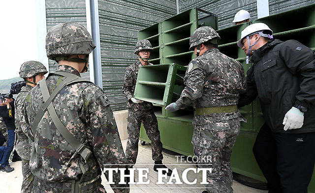 북한이 철거했던 대남확성기를 다시 설치하고 있는 것으로 나타났다. 대남확성기는 2018년 4.27 판문점 선언 합의에 따라 철거한 바 있다. 판문점 선언 후속조치 첫 단계로 경기도 파주시 군사분계선(MDL) 교하소초에 설치된 대북 고정형 확성기 철거작업을 하고 있는 장면. /사진공동취재단