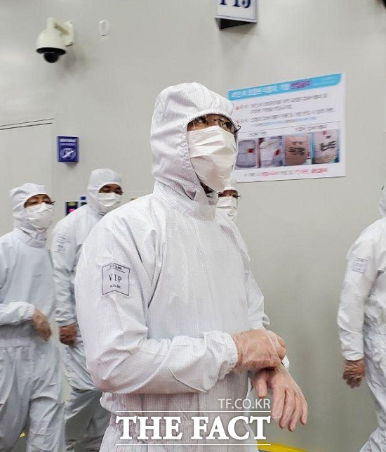 경제계에서는 검찰이 이재용 부회장에 대한 기소를 강행할 경우 삼성의 경영활동에 제약이 불가피해질 것이란 우려 섞인 관측이 나온다. 중국 산시성에 있는 삼성전자 시안반도체 사업장을 찾아 생산 라인을 살피는 이 부회장의 모습 /삼성전자 제공