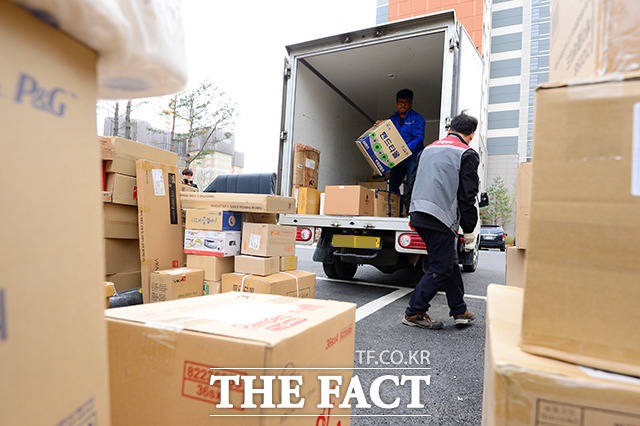 코로나19 여파로 온라인쇼핑 씀씀이가 크게 늘어난 것으로 조사됐다. /더팩트 DB