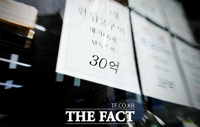 시중은행들은 기업대출 부분을 높여 새로운 수익원을 마련하고, 신용대출에 대한 대출 심사를 강화해 리스크를 줄인다는 계획이다. 사진은 지난 15일 오후 서울 용산구의 한 부동산중개업소에 매매·전세 가격 안내문이 붙어 있는 모습이다. /이덕인 기자