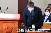 [TF포토] 고개숙인 정경두