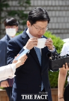 [TF포토] 마스크 벗는 김경수