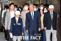 [TF포토] 국가유공자와 함께 회의 참석하는 김종인