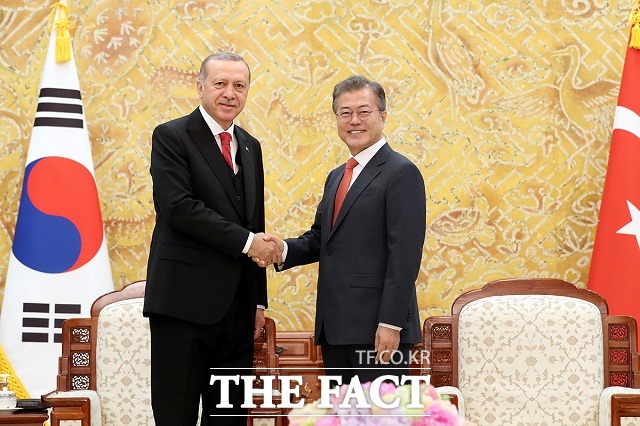 문재인 대통령은 23일 에르도안 터키 대통령과 통화에서 우리 기업인들이 예외적으로 입국할 수 있게 된 것에 대해 사의를 표했다. 사진은 2018년 5월 청와대에서 정상회담을 하는 한-터키 정상. /청와대 제공