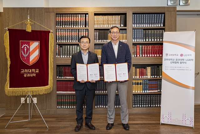 김명환(왼쪽) LG화학 전지사업본부 CPO 겸 배터리 연구소장 사장이 23일 서울 성북구 고려대학교에서 열린 고려대학교 공과대학-LG화학 산학협력 협약식에서 협약식 후 김중훈 고려대학교 공과대학 학장과 기념사진을 촬영하고 있다. /LG화학 제공