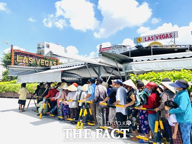베트남 한인 식당 LAS VEGAS의 점심 무료 봉사를 받기 위해 줄을 서고 있는 현지인들. 베트남 교민사회는 코로나19 위기를 현지인들과 함께 극복하기 위해 마중물 역할을 하고 있다./호치민=정도현 통신원