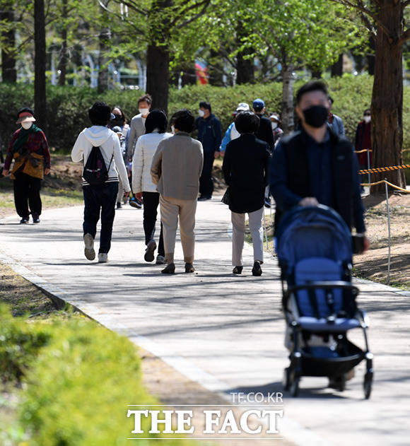 코로나19 무증상 환자들이 유증상 환자보다 더 오랜 기간 바이러스를 퍼뜨릴 수 있다는 연구결과가 나와 방역당국에 주의가 요구된다. /더팩트 DB