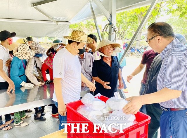 호치민 한식당 LAS VEGAS의 장태복 대표(맨 오른쪽)가 22일 현지인들에게 점심 도시락을 제공하고 있다./호치민=정도현 통신원