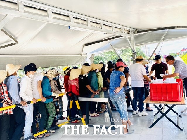 4개월 연속 매일 점심 도시락 150명분을 제공하고 있는 장태복 LAS VEGAS 대표./호치민=정도현 통신원