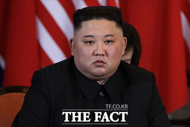 김정은 북한 국무위원장이 대남군사행동계획 등을 보류했다고 24일 노동신문이 보도했다. 이에 따라 한반도 긴장은 완화할 것으로 전망된다. /하노이(베트남)=AP/뉴시스
