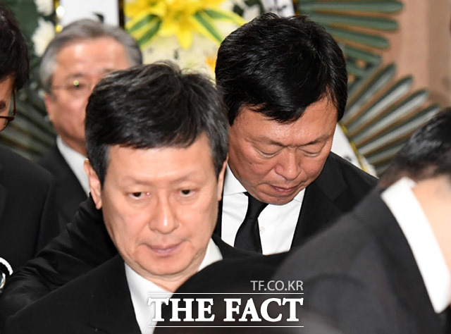 이날 열린 일본 롯데홀딩스 주주총회에서는 신동주 전 부회장이 제기한 신동빈 회장의 이사 해임 안건이 부결됐다. 사진은 지난 1월 서울 송파구 아산병원 장례식장에 마련된 신격호 명예회장의 빈소에서 나란히 이동하고 있는 신동주 전 부회장과 신동빈 회장. /남용희 기자