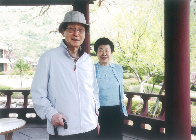 신격호 명예회장의 유언장은 2000년 3월 자필로 작성, 서명해 도쿄 사무실 금고에 보관하고 있던 것이다. 사진은 지난 2011년 부인 시게미쓰 하츠코 여사와 고향인 울산 울주군 삼동면 둔기리를 방문한 신격호 명예회장. /롯데그룹 제공