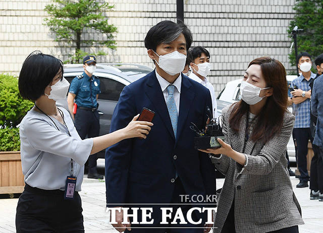 감찰무마 의혹을 받고 있는 조국 전 법무부장관이 지난 19일 오전 서울 서초구 서울중앙지방법원에서 열린 공판에 출석하고 있는 모습. /이동률 기자