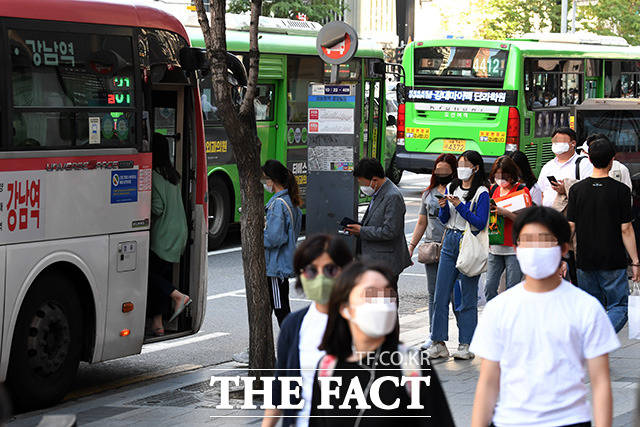 대중교통 이용자의 마스크 착용 의무화가 실행 중인 지난 17일 오후 서울 강남역 인근 버스정류장에서 시민들이 퇴근길 버스에 탑승하기 위해 마스크를 착용한 채 기다리고 있는 모습. /더팩트 DB