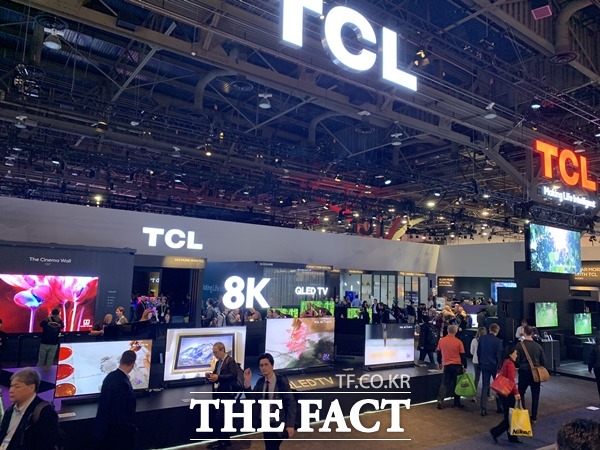 중국 기업들이 한국 기업을 제치고 2분기 글로벌 TV 시장에서 1위를 차지할 것이란 전망이 나오면서 대응책 마련이 시급한 것 아니냐는 우려의 목소리가 나온다. 사진은 중국의 대표 전자업체 TCL의 CES 부스 모습. /더팩트 DB