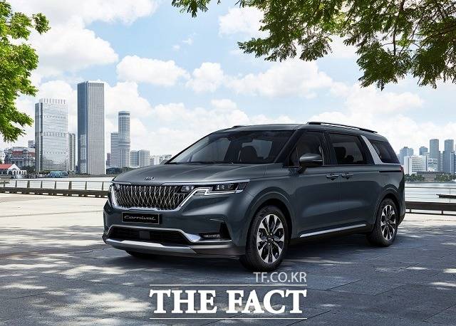 기아차가 24일 자사 대표 볼륨모델인 미니밴 카니발 4세대 모델 외장을 공개했다. /기아차 제공