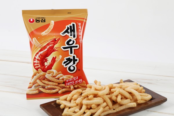 농심 새우깡은 출시 후 49년간 꾸준히 사랑을 받으며 연간 약 700억 원의 매출을 기록하고 있다. /농심 제공