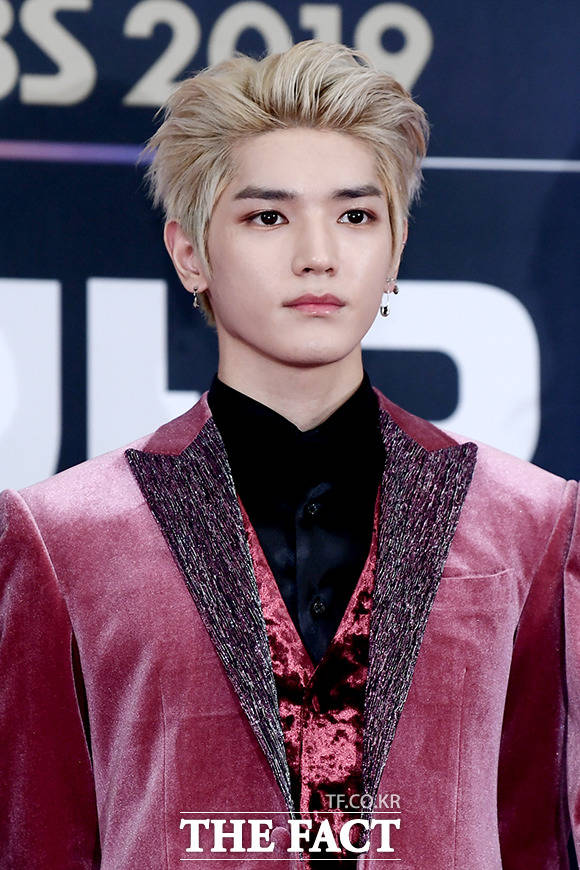 그룹 NCT127 멤버 태용이 중학교 시절 언행으로 논란이 됐다. 이미 태용과 피해 당사자의 화해로 마무리된 일이지만 최근 제보자라고 주장하는 이가 관련 내용을 온라인상에 지속적으로 게재했다. 이와 관련해 소속사 SM엔터테인먼트가 사실관계를 바로잡고 법적으로 대응하겠다고 밝혔다. 사진은 2019 SBS 가요대전 포토월 행사에 참석할 당시 모습. /이선화 기자