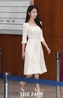 [TF포토] 아이유, '백조처럼 우아한 입장'