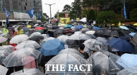 [TF포토] 장맛비에도 수많은 인파 모인 수요시위