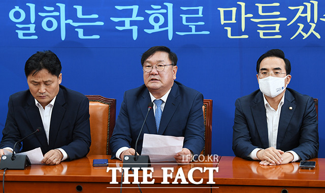 25일 민주당은 박병석 국회의장에게 상임위원장 선출 마무리를 촉구했다. 김태년 더불어민주당 원내대표(가운데)가 이날 오후 국회에서 열린 더불어민주당 원내대표단-상임위간사단 긴급 연석회의에 참석해 모두발언을 하고 있다. /국회=배정한 기자
