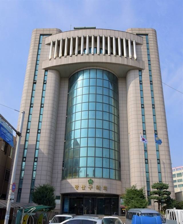 더불어민주당 송갑석 광주 시당위원장이 투표 담합을 지적하며 재투표를 요구하는 등 광주광역시 광산구 의회 의장 선거가 파행을 빚고있다. 이 사태에 대해 해당 구 의원들이 자괴감을 느낄 정도로 송 위원장이 구의원들을 고압적으로 대했다며 국회의원들이 풀뿌리 자치를 흔들고있다는 반발로 번지면서 파문이 확산되고있다. 사진은 광산구 의회청사 전경./광산구 의회 제공