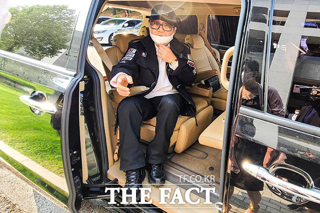 그림 대작 논란을 빚은 가수 조영남이 1심 유죄, 2심 무죄에 이어 대법원에서 최종 무죄 선고를 받고 사기 혐의를 벗었다. 사진은 대법원 공개변론을 마치고 차량에 오른 조영남./김세정 기자