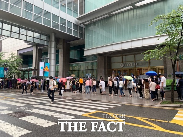 재고 면세품이 오프라인으로 풀린 첫날, 오픈 전부터 많은 고객들이 백화점을 찾았다. 사진은 롯데백화점 노원점 앞에 고객들이 줄을 길게 늘어선 모습. /노원=한예주 기자