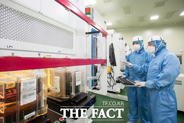 삼성전자가 설비·부품 협력사 지원 및 산학협력을 바탕으로 국내 반도체 생태계 확장에 본격적으로 나선다. /삼성전자 제공
