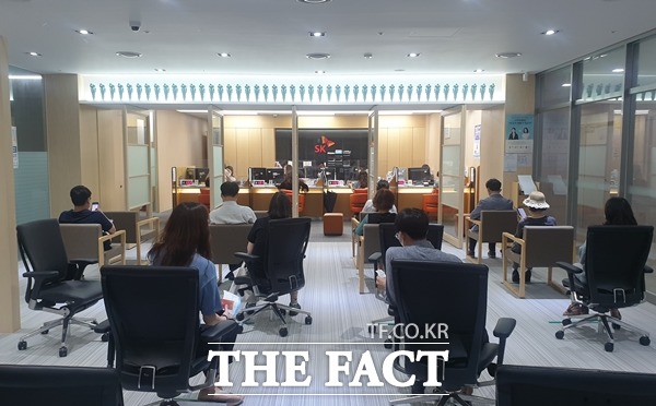 SK바이오팜의 공모 흥행으로 얼어붙었던 공모시장이 활기를 찾으면서 하반기 공모시장에 기대가 쏠리고 있다. 사진은 지난 24일 오전 서울 영등포구에 위치한 SK증권 지점에 SK바이오팜 공모주를 청약하기 위해 기다리는 사람들의 모습. /여의도=박경현 기자