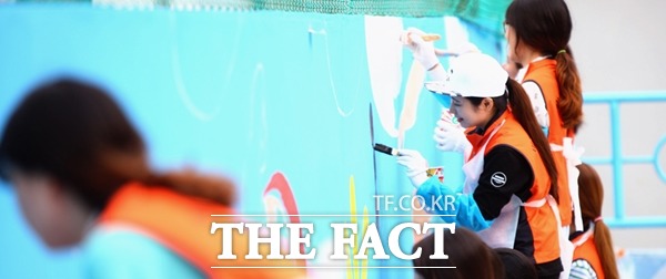 미래에셋이 운영 중인 해외교환장학생 봉사활동 프로그램 모습. /미래에셋그룹 제공