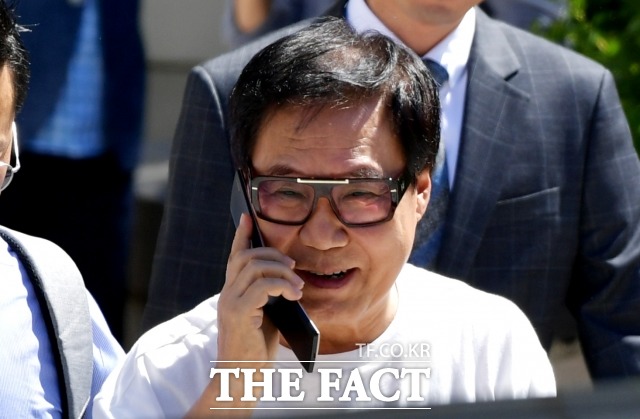 그림 대작 논란으로 검찰에 기소된 조영남이 대법원 판결에서 무죄를 선고받았다. /이덕인 기자