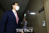 [TF포토] 국회의장실 들어서는 주호영