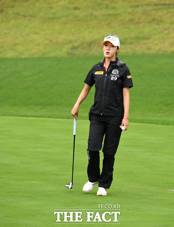 오지현 선수가 26일 오전 경기도 포천시 포천힐스CC에서 열린 KLPGA BC카드·한경 레이디스컵 2020 대회 2라운드에 참석해 경기를 펼치고 있는 가운데 퍼팅에 실패하자 아쉬워하고 있다. /포천=임세준 기자
