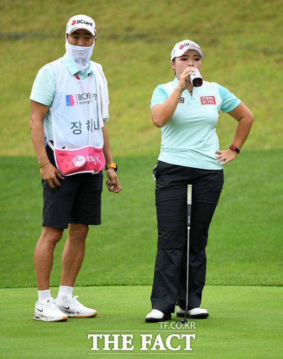 그린으로 올라와 간단하게 목도 축이고