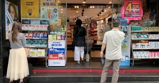 대한민국 동행세일 시행 첫날인 26일 서울 중구 명동에 있는 대다수 화장품 매장은 한산한 분위기가 이어졌다. . /문수연 기자