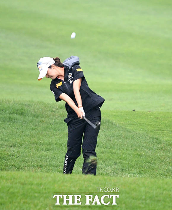 18번 세컨샷에서 힘차게 스윙!