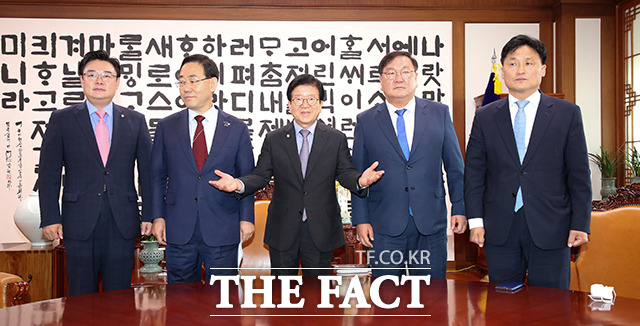 박병석 국회의장(가운데)이 26일 오후 국회의장실에서 여야 교섭단체 원내대표와 회동을 갖고 원 구성 합의를 촉구했지만, 이번에도 합의는 이뤄지지 않았다. /배정한 기자