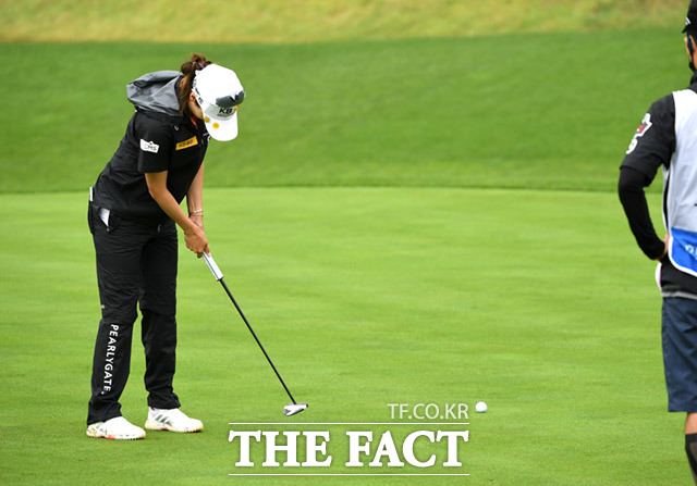 신중하게 마무리 퍼팅