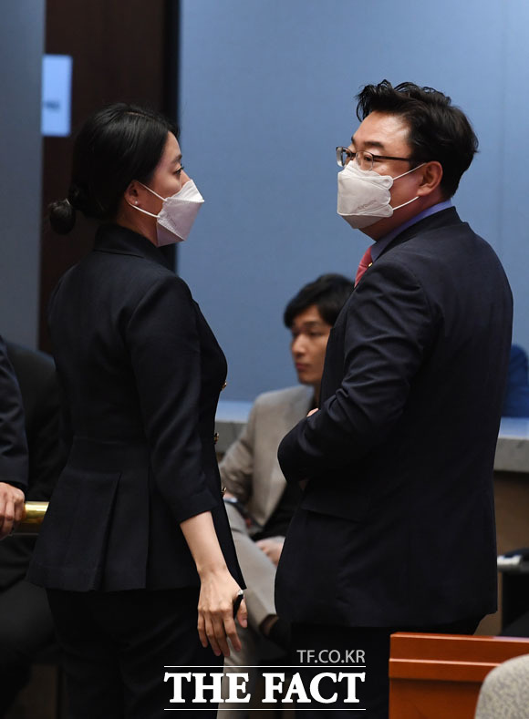 다시 예결위장을 나서는 김성원(오른쪽)과 대화 나누는 배현진 의원