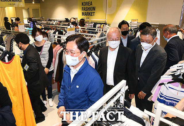 코리아패션마켓 매장을 살펴보는 성윤모 장관과 주요 참석자들