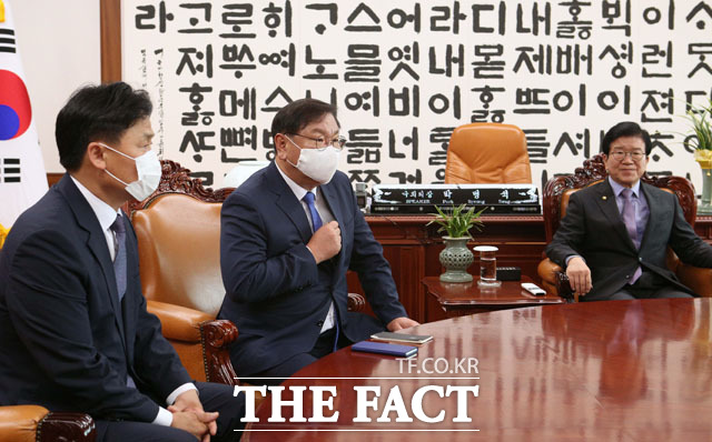 김태년 더불어민주당 원내대표(왼쪽에서 두 번째)가 26일 오전 본회의 개의 관련 입장 전달을 위해 서울 여의도 국회 의장실을 찾아 박병석 국회의장을 접견하고 있다. /국회=남윤호 기자