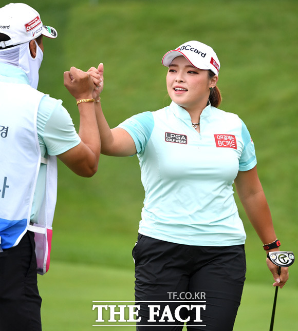 장하나 선수가 26일 오전 경기도 포천시 포천힐스CC에서 열린 KLPGA BC카드·한경 레이디스컵 2020 대회 2라운드에 참석해 퍼팅을 성공한 후 주먹악수를 하고 있다. /포천=임세준 기자