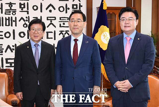 주호영 미래통합당 원내대표(가운데)와 김성원 원내수석부대표가 26일 오전 서울 여의도 국회에서 박병석 국회의장(왼쪽)을 찾아 면담 전 인사를 나누고 있다. / 국회=배정한 기자