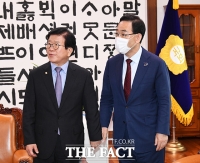 [TF포토] 주호영 손잡은 박병석 국회의장