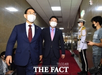 [TF포토] 국회의장실 들어서는 주호영