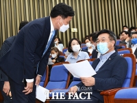 [TF포토] 대화하는 김영진 원내수석부대표와 윤호중 사무총장