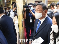 [TF포토] 취재진 질문에 답변 없이 떠나는 김태년 원내대표